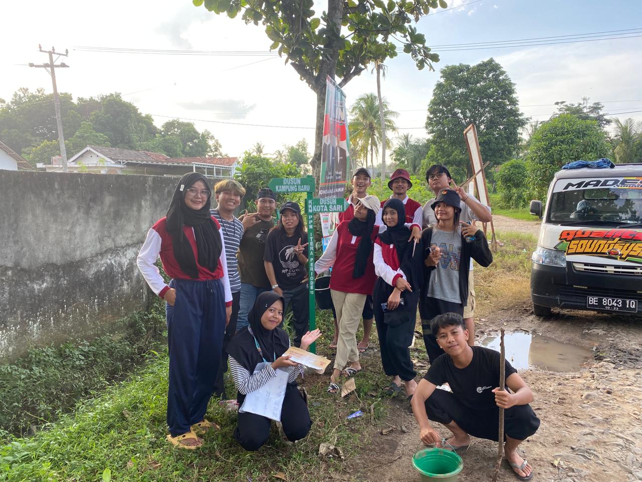 Mahasiswa KKN PPM ITERA Periode 12 Kelompok 73, Lakukan Pemasangan Plang Batas Dusun