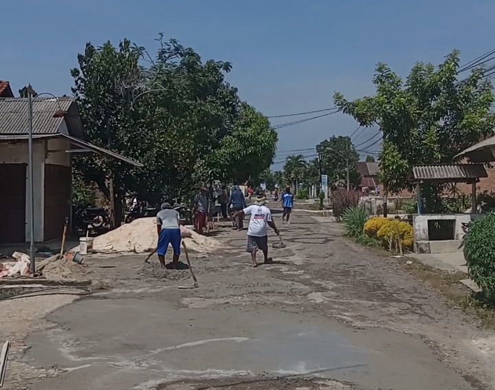 Warga Tejosari Tambal Sulam Jalan Madukoro Secara Mandiri