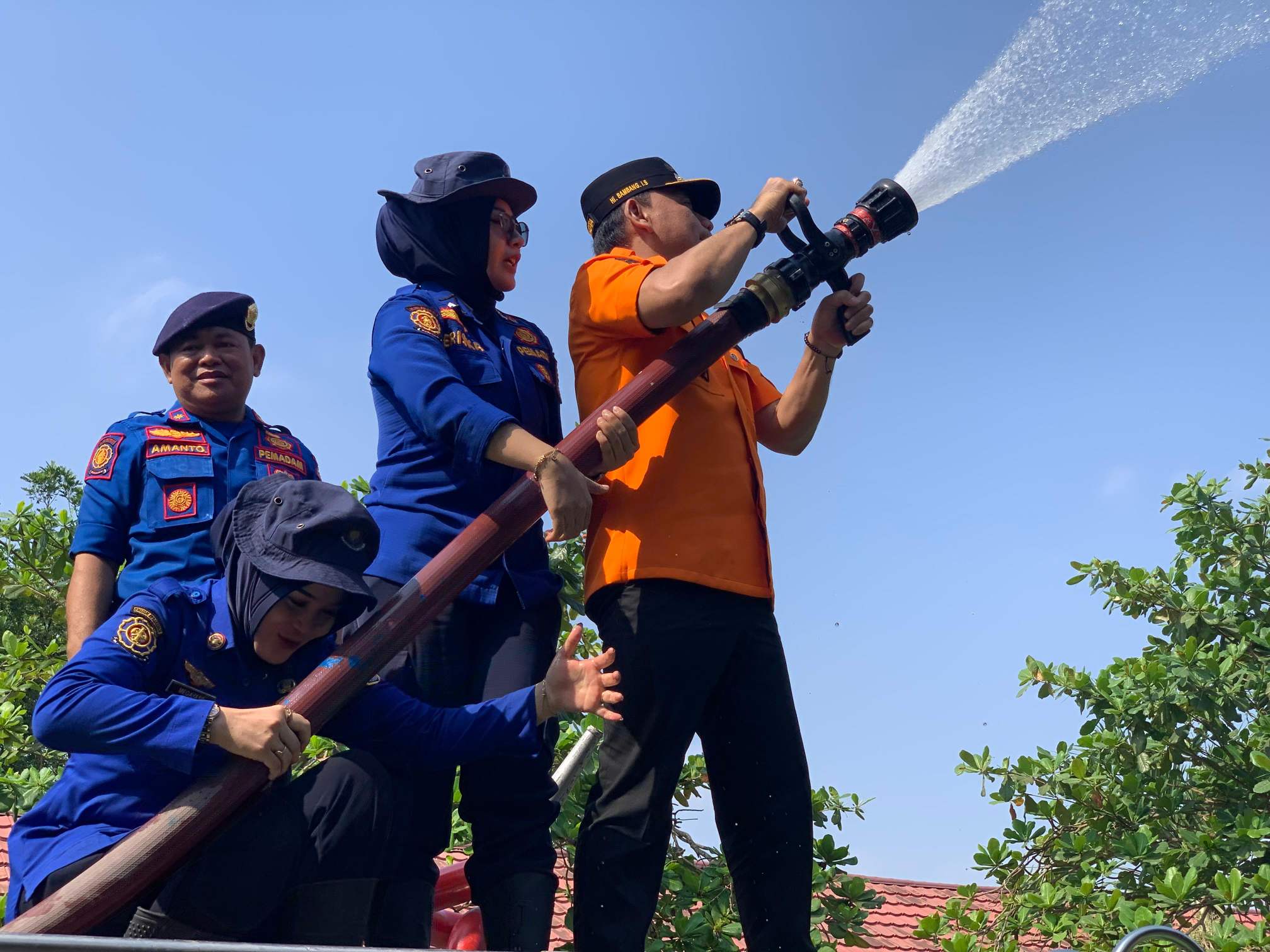 Wali Kota Metro Turun Langsung Bersihkan Abu Vulkanik dan Salurkan Air Bersih