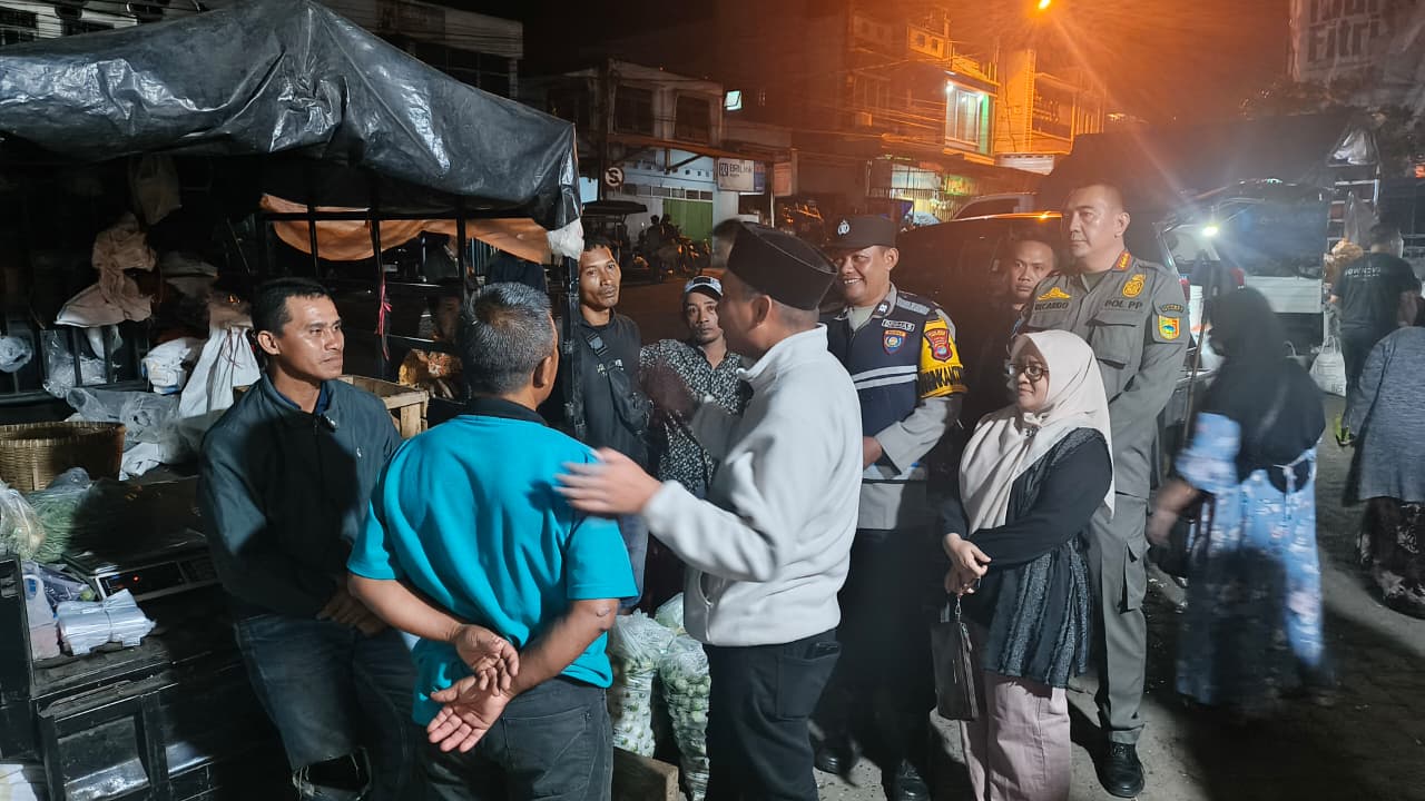 Ketua DPRD Tanggamus Tinjau Penataan Pasar Gisting