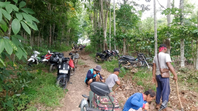 Warga Desa Tanjung Harapan Swadaya Perbaiki Jalan Kabupaten yang Rusak Parah