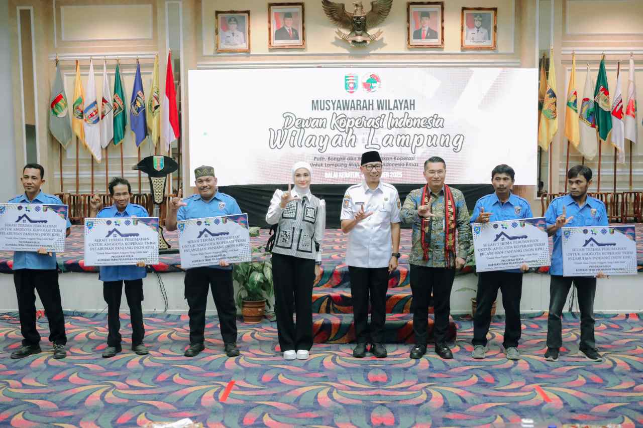 Bersama Menkop UMKM, Gubernur Lampung Hadiri Muswil Dekopin