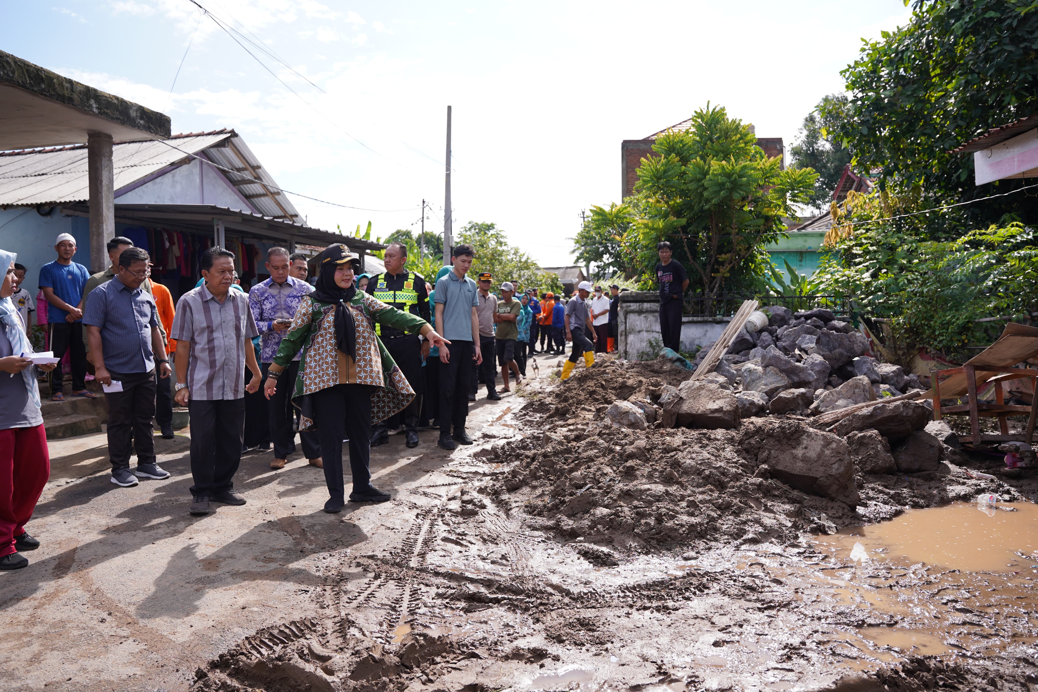 Pulang Retreat, Walikota Eva Langsung Tinjau Lokasi Banjir dan Bagikan Bantuan