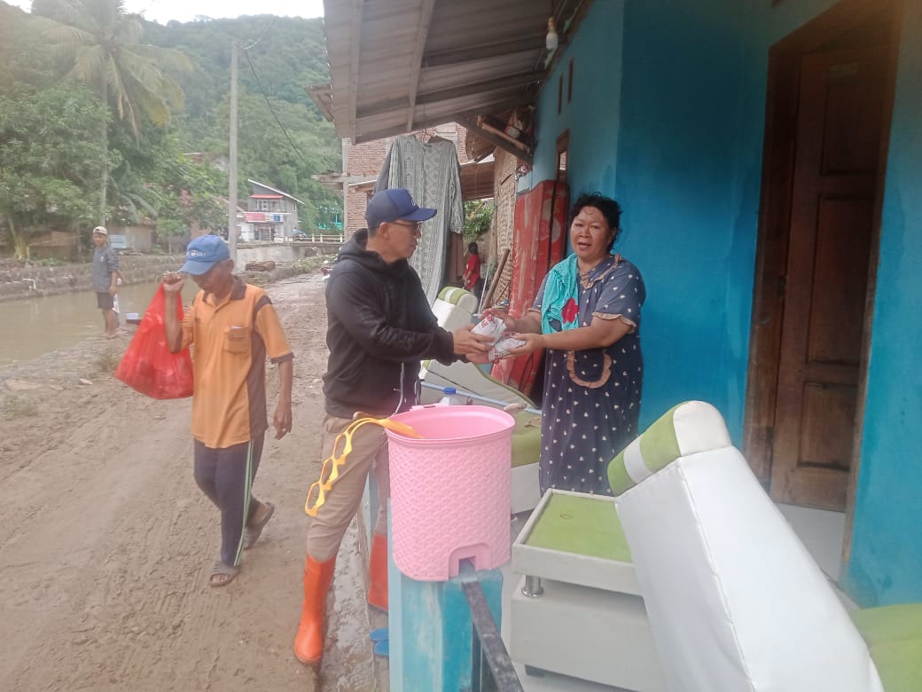 Pemkot Bandar Lampung Bagikan Nasi Bungkus dan Air Mineral ke Korban Banjir