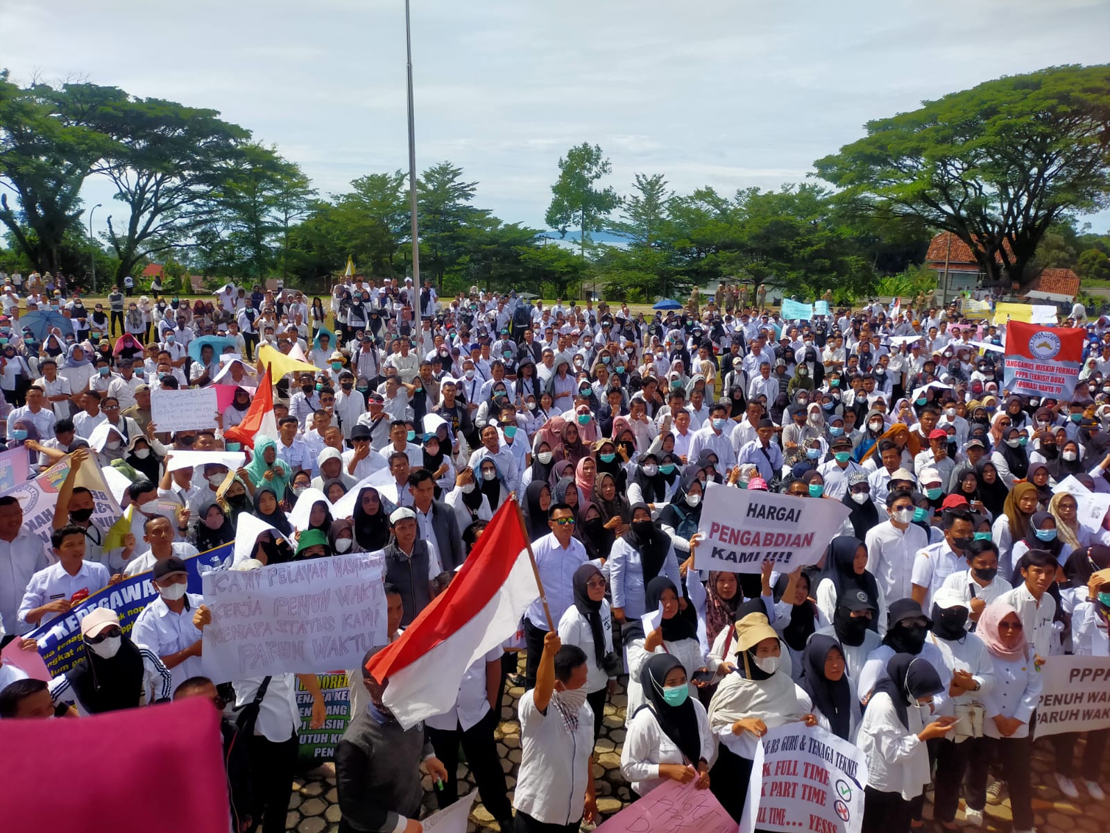 Ribuan Pegawai Honorer Pemkab Tanggamus Berdemo, Tuntut Pengangkatan PPPK Penuh Waktu 