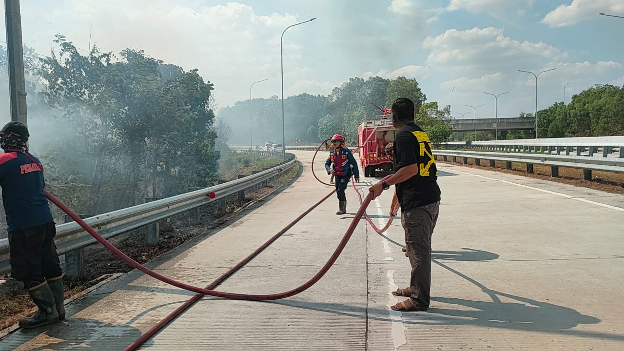 Kebakaran Lahan Sisi JTTS KM 218, Damkarmat Imbau Waspada Risiko Kebakaran