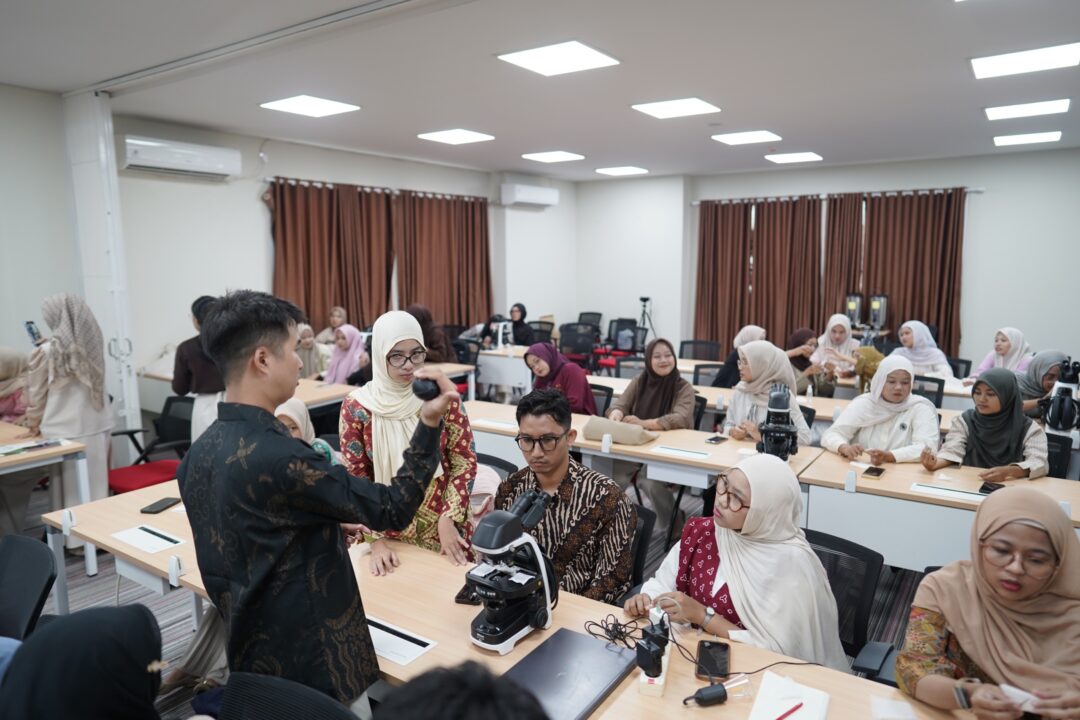 FST UIN RIL dan PT Fajar Mas Murni Gelar Workshop Perawatan Mikroskop