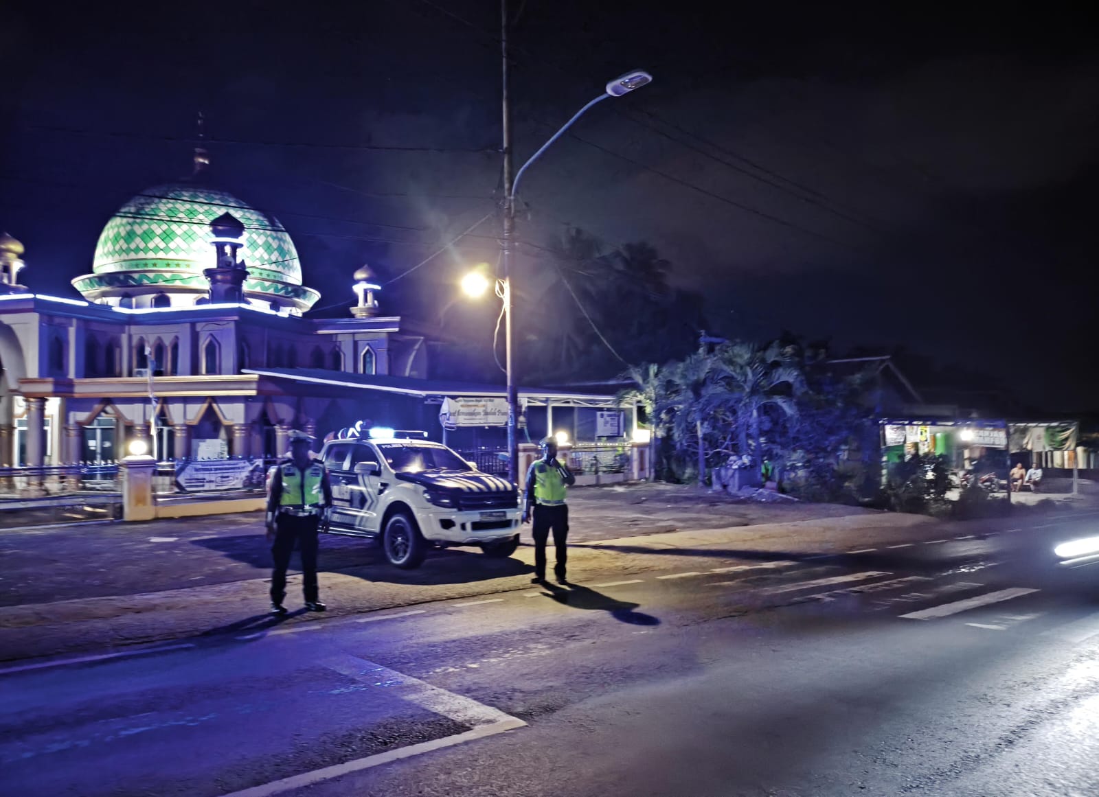 Sat Lantas Polres Pesawaran Tingkatkan Keamanan Malam Hari Lewat Patroli Blue Light di Jalur Strategis