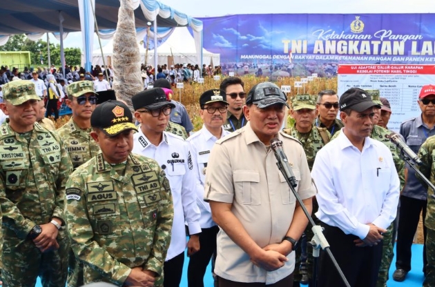 Bupati dan Wabup Lampura Dampingi Menhan dan Mentan Panen Raya di Desa Madukoro
