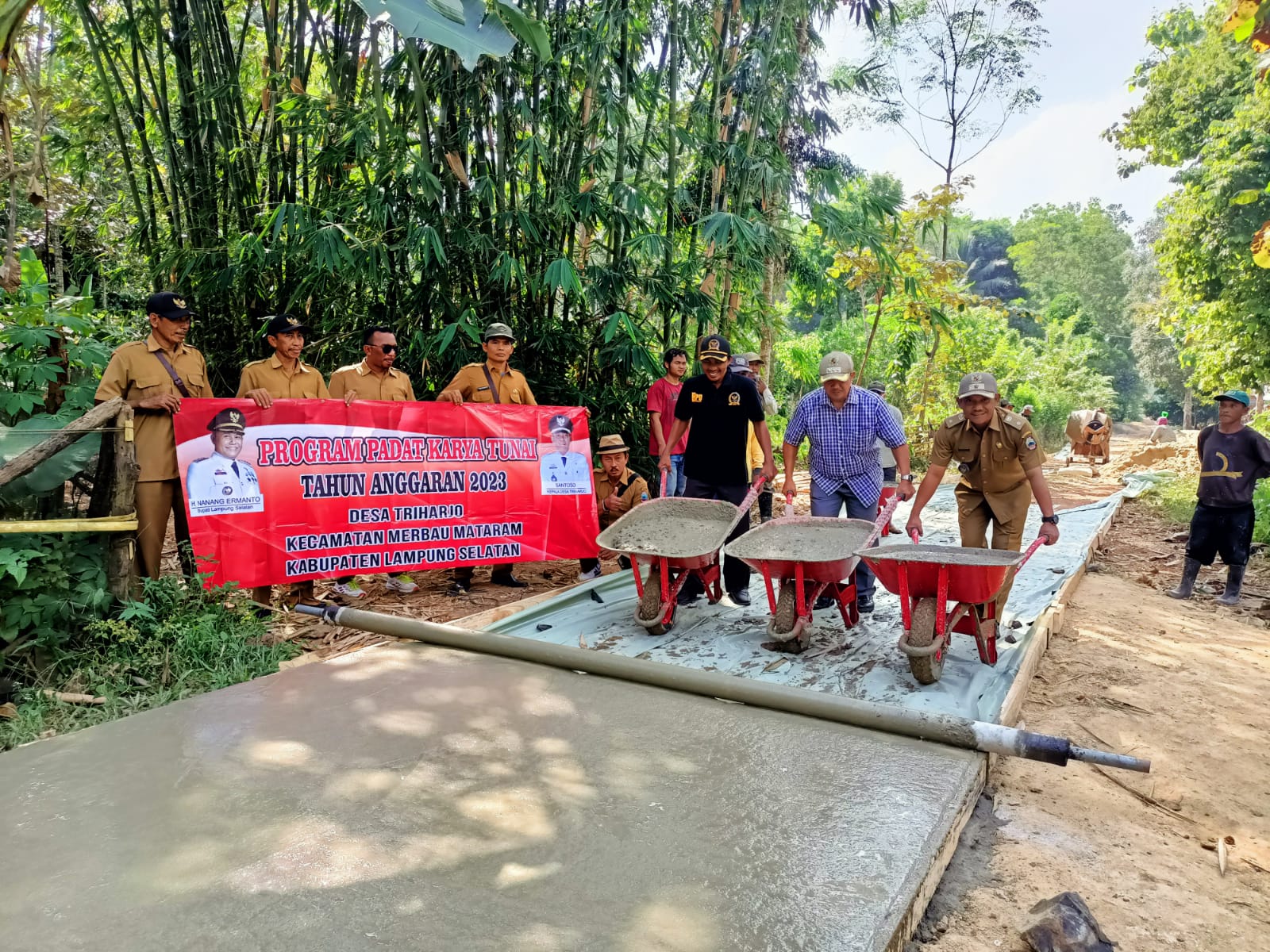 Desa Triharjo Bangun Rabat Beton 292 Meter   