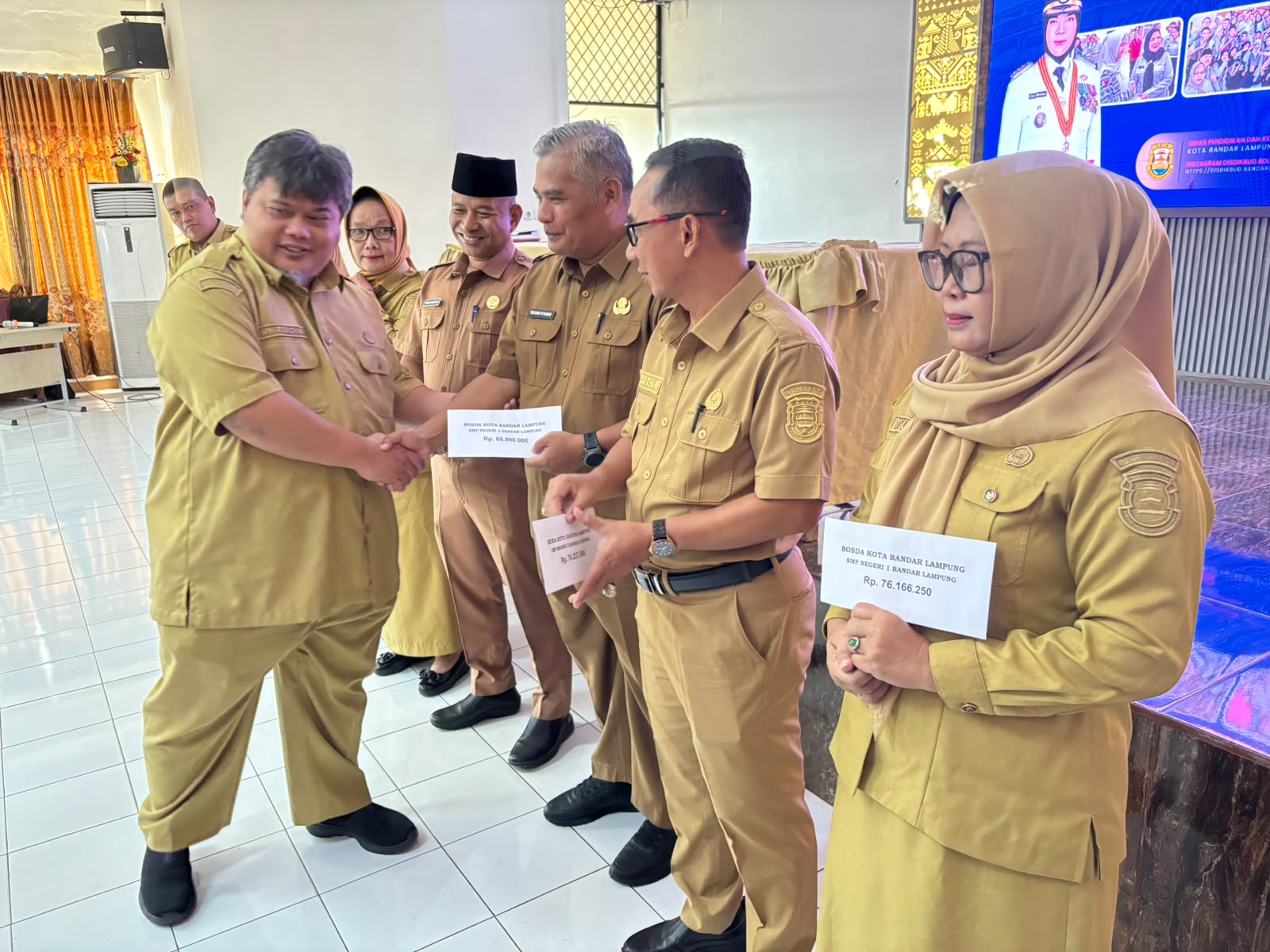 Pemkot Bandar Lampung Bagikan Bosda SMP, Siswa Negeri Dapat Rp300 Ribu per Tahun