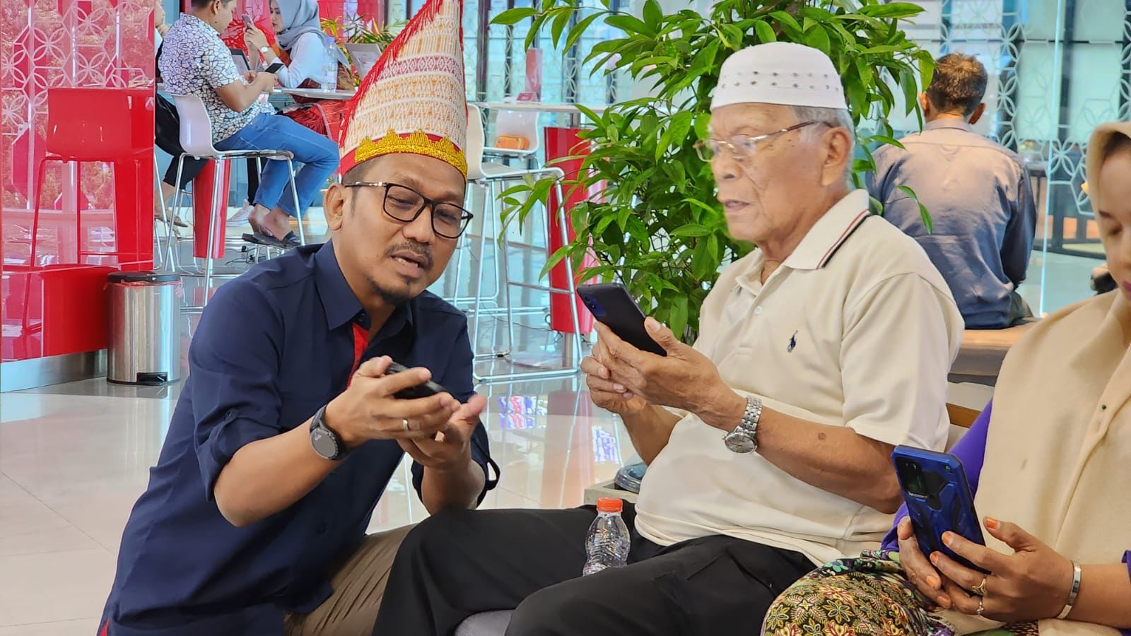 Management Telkomsel Area Sumatera Hadir Melayani Langsung di Hari Pelanggan Nasional
