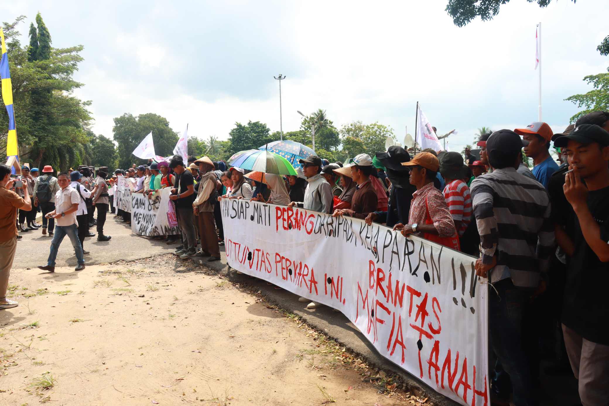 Amankan Demo SPL di Pemkab Lamtim, Polres Lamtim Terjunkan 177 Personel