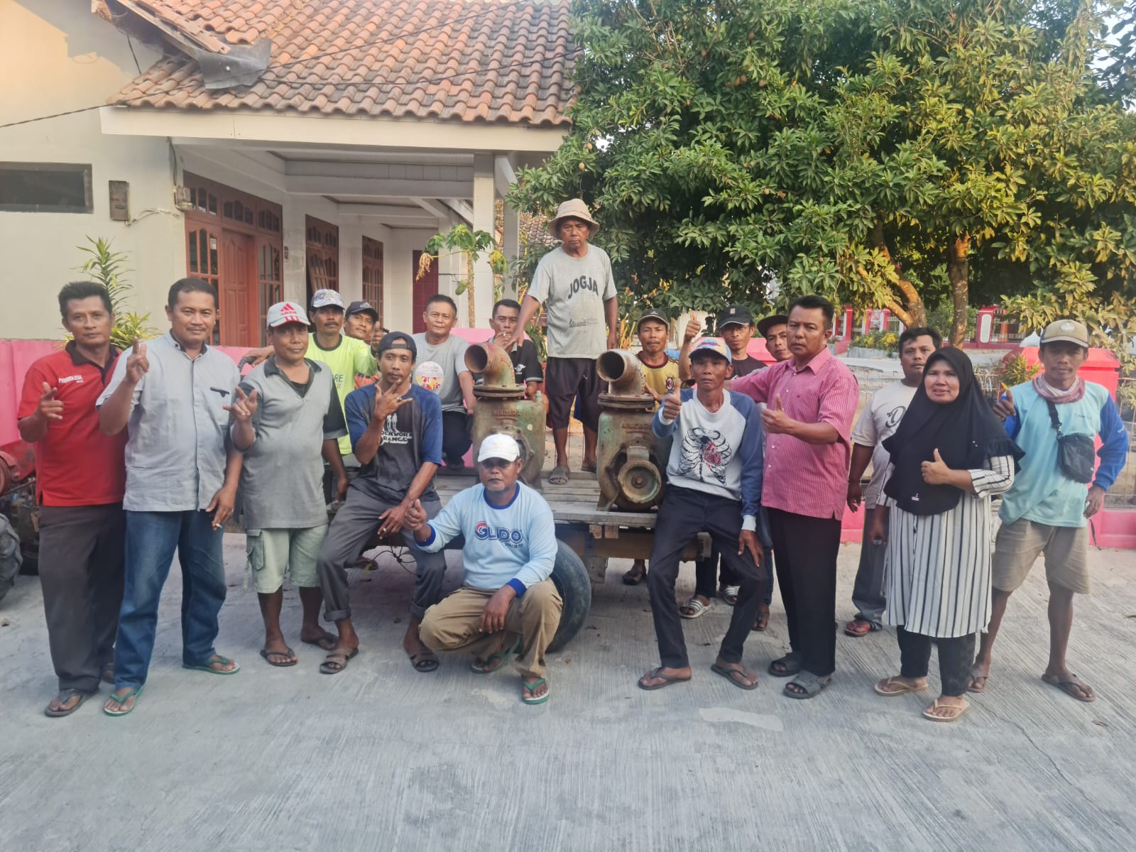 Bacaleg DPRD Provinsi Lampung  Aribun Serahkan Bantuan Waterpam