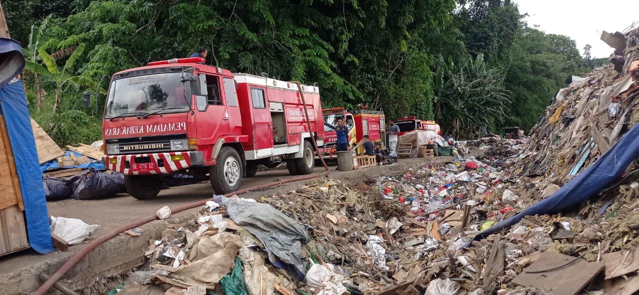 TPA Bakung Kebakaran, Petugas Damkar Padamkan Api dalam Waktu Satu Jam