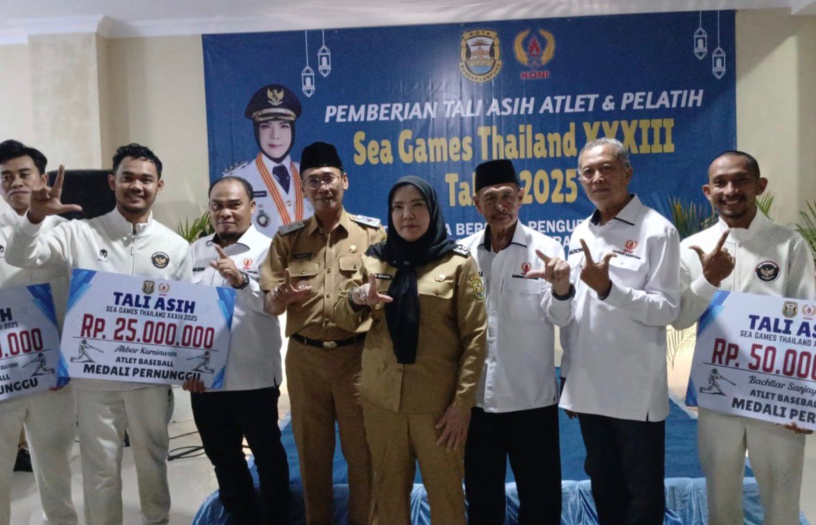Walikota Eva Beri Tali Asih Kepada Atlet Peraih Medali SEA Games 2025