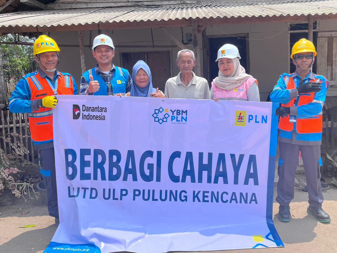 Berbagi Cahaya Melalui Program Light Up the Dream, PLN UP3 Kotabumi Sambung Listrik Gratis