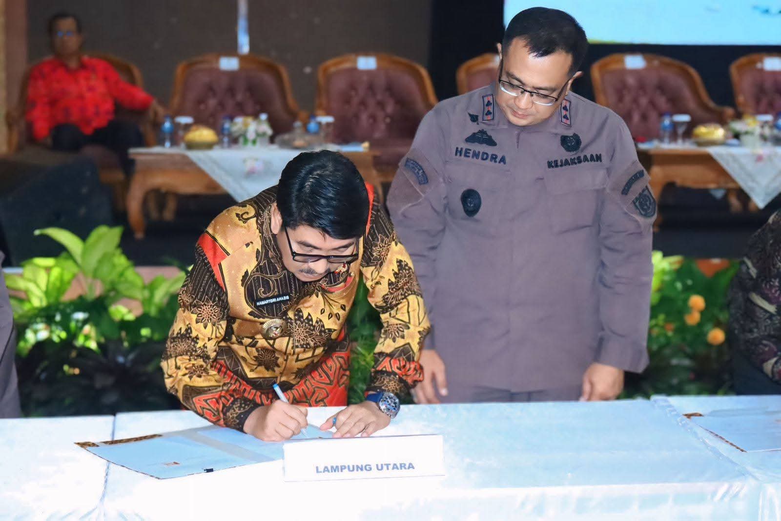 Bupati Hamartoni dan Kajari Lampura Teken Kerja Sama Sinergitas Pengelolaan Keuangan Desa