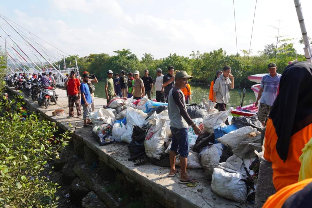 Semangat Gotong Royong, Aksi Bersih Pantai di Pulau Pasaran