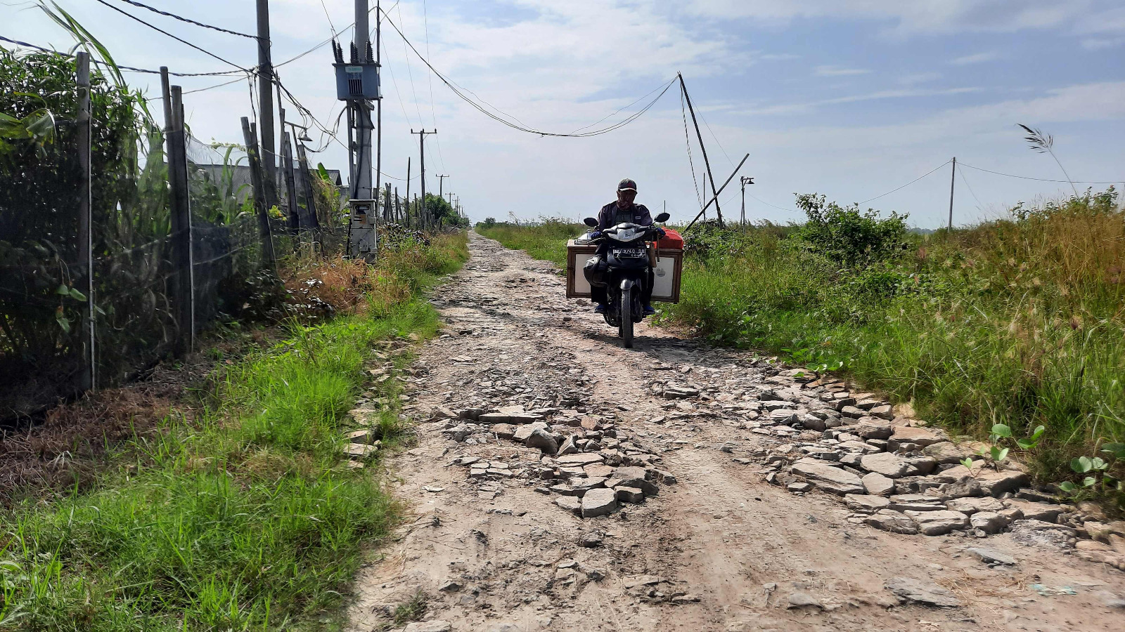 Warga Jembatan Gantung Harapkan Perbaikan Jalan