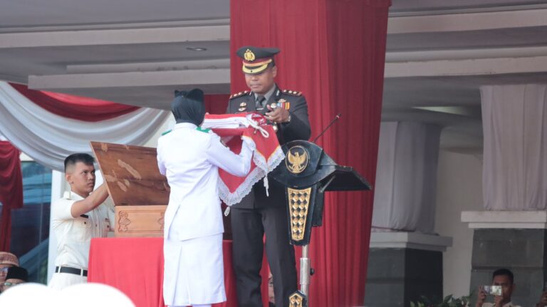 AKBP James Jadi Irup Penurunan Bendera Pada HUT Ke-79 Kemerdekaan RI