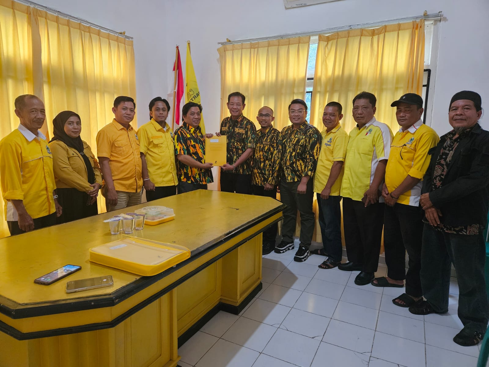 Darlian Pone Kembalikan Formulir Pendaftaran Calon Ketua DPD Partai Golkar Way Kanan