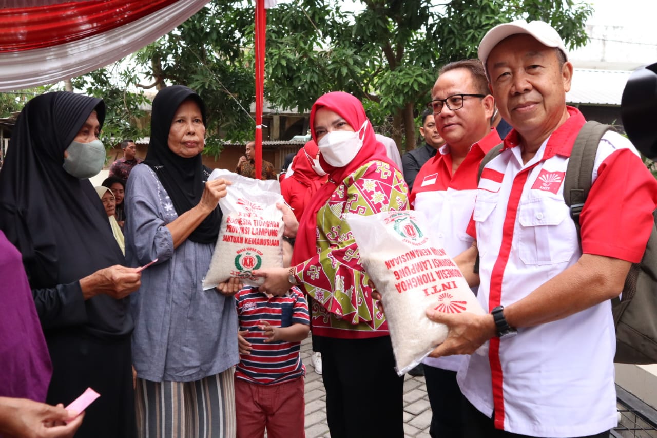 Pemkot Bandar Lampung dan INTI Bagikan 3,5 Ton Beras Kepada Warga Kecamatan Bumi Waras