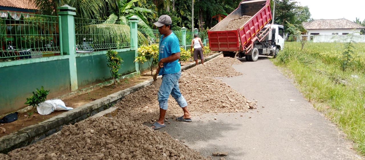 Warga Gotong-royong Timbun Jalan di Depan SMP Negeri 10 Kota Metro