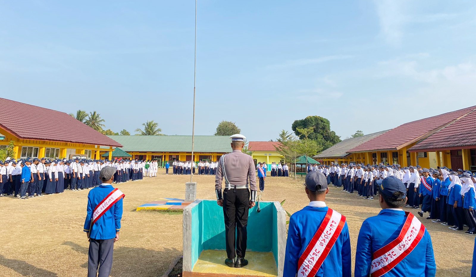 Sat Lantas Polres Tuba Jadi Pembina Upacara di SMP Negeri 1 Banjar Baru.