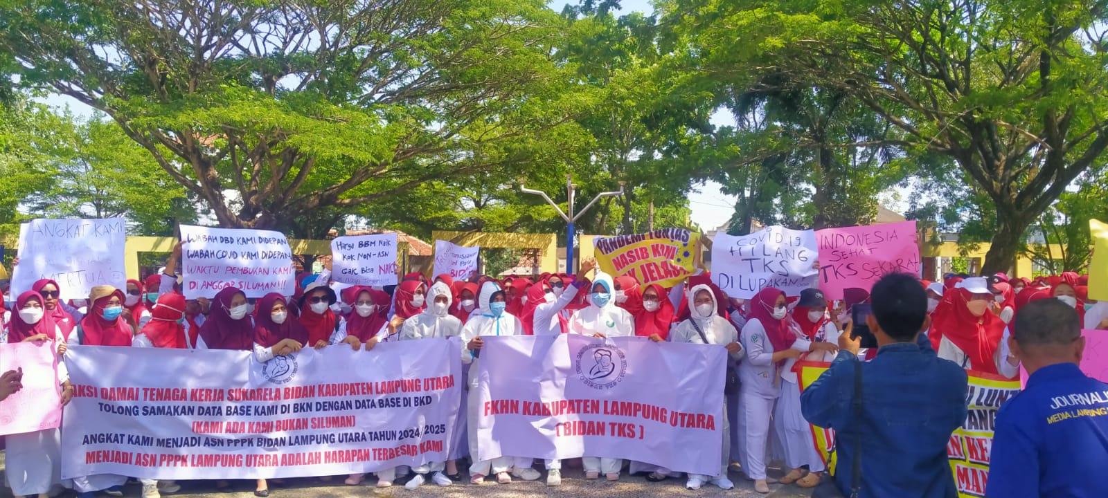 Ratusan Bidan TKS Lakukan Aksi Unjuk Rasa Di Gedung DPRD. Menuntut di Adakan nya Formasi P3K