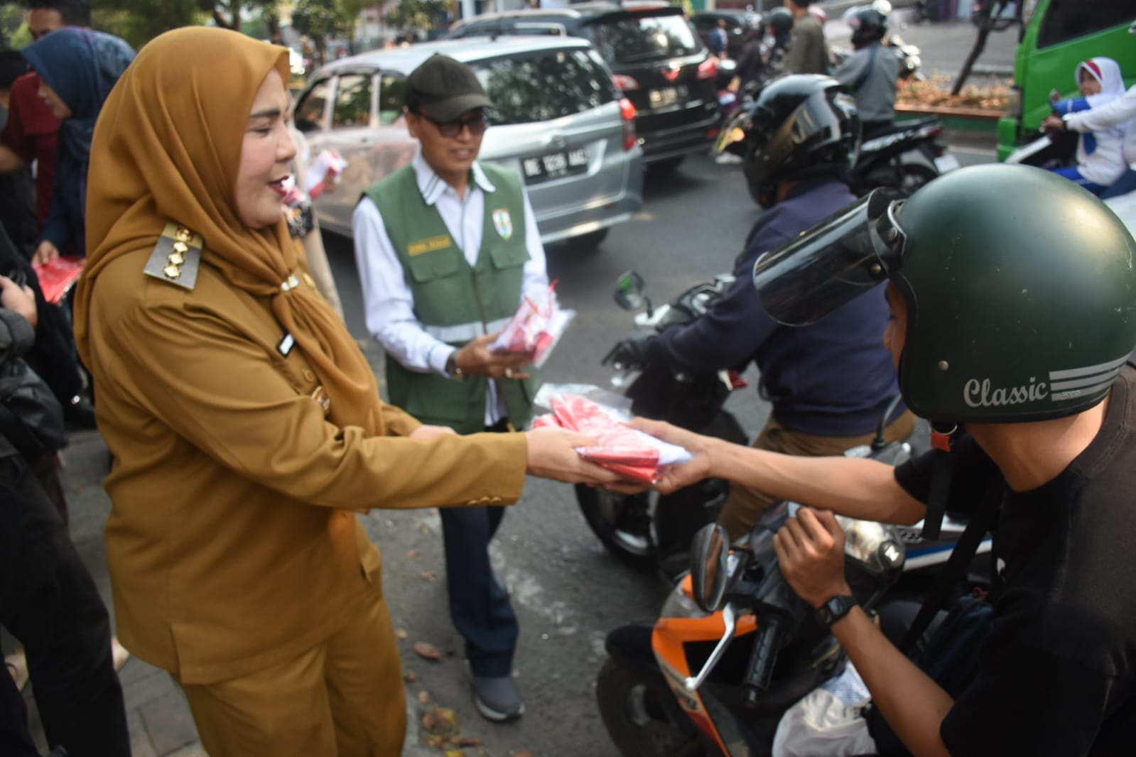 Walikota Eva Bagikan 5 Ribu Bendera ke Masyarakat Jelang HUT RI