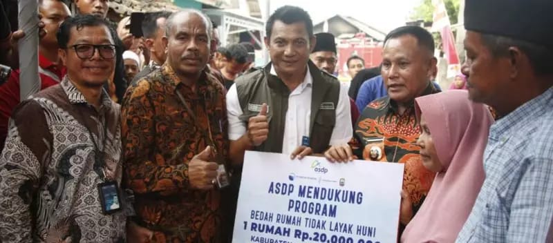 Pemkab Lamsel Gandeng ASDP Bakuheni Berikan Bantuan Bedah Rumah