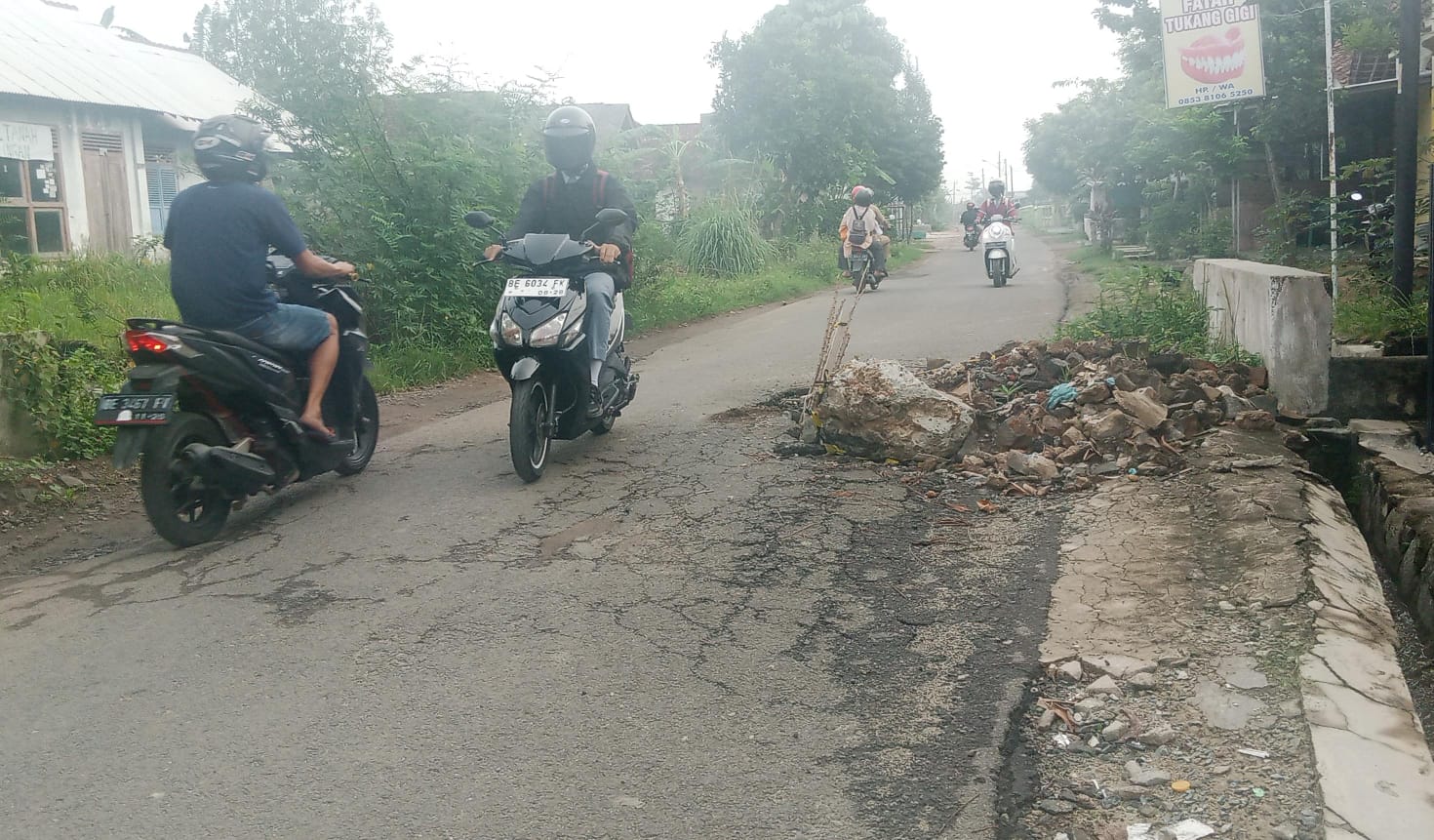 Lapor Pak! Jalan Kakak Tua Hadimulyo Barat Rusak Berat