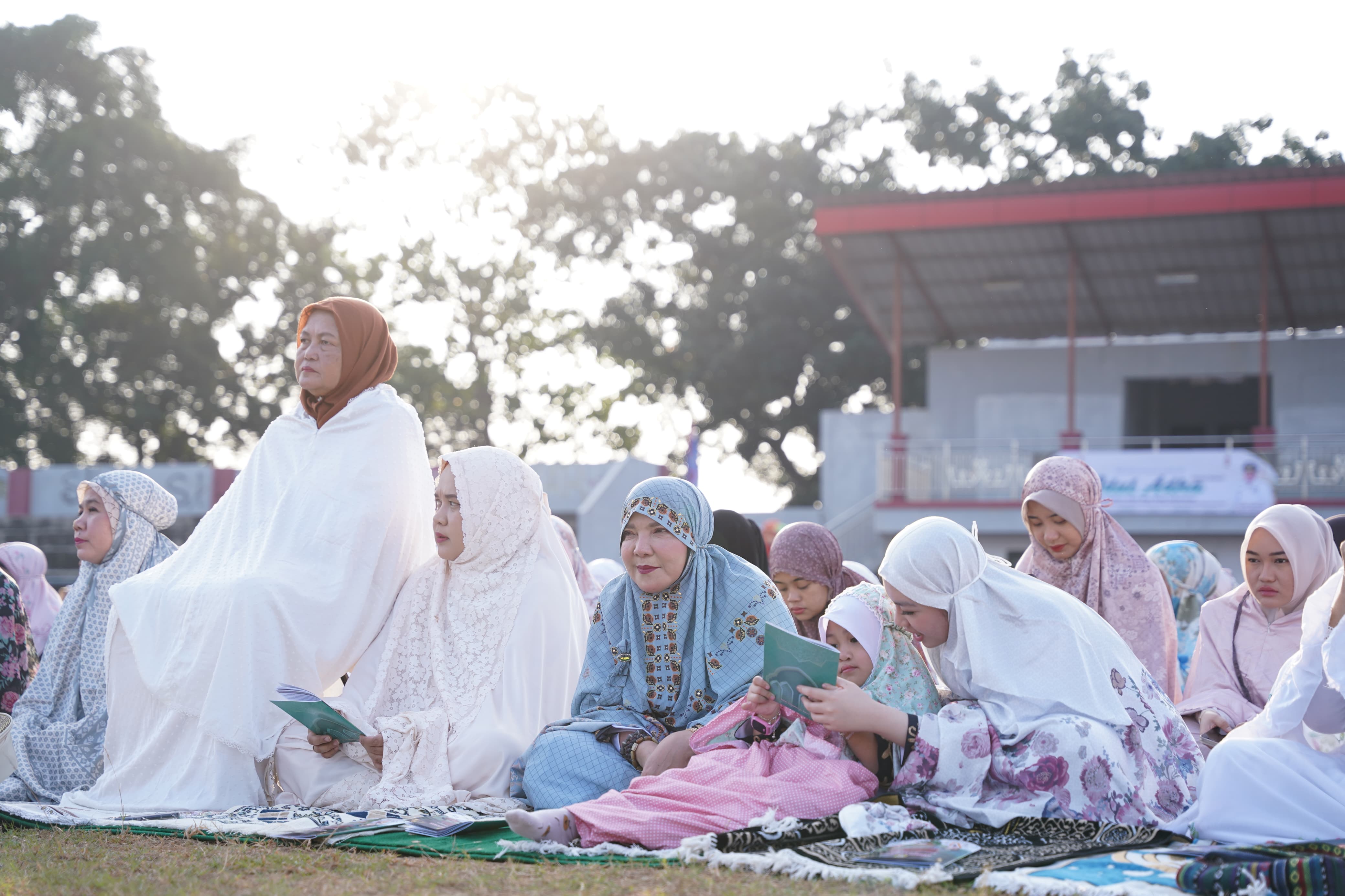 Walikota Eva Bersama Forkopimda Sholat Idul Adha di Stadion Mini Way Dadi