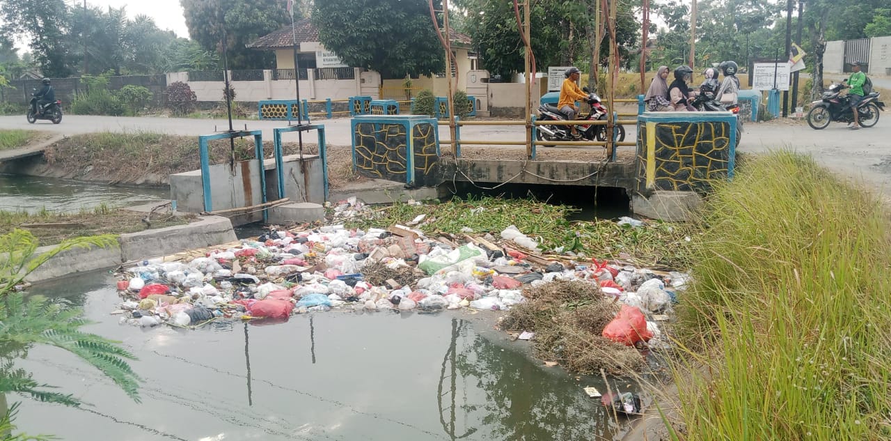 Sampah Menumpuk “Hias” Irigasi di Kota Metro 