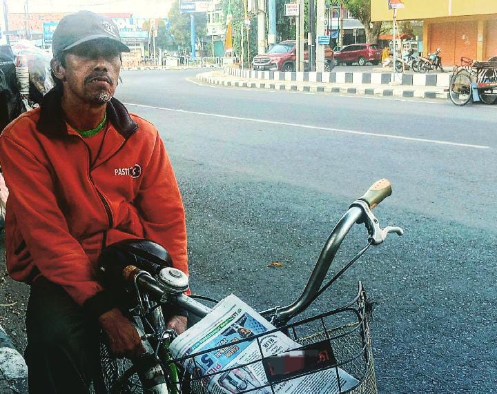 Lamunan Pak Tono, Loper Koran di Tengah Perkembangan Zaman