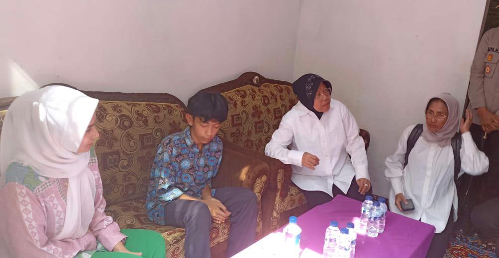 Arif Remaja Gedongtataan Korban Perundungan Disambangi Mensos  Tri Rismaharini