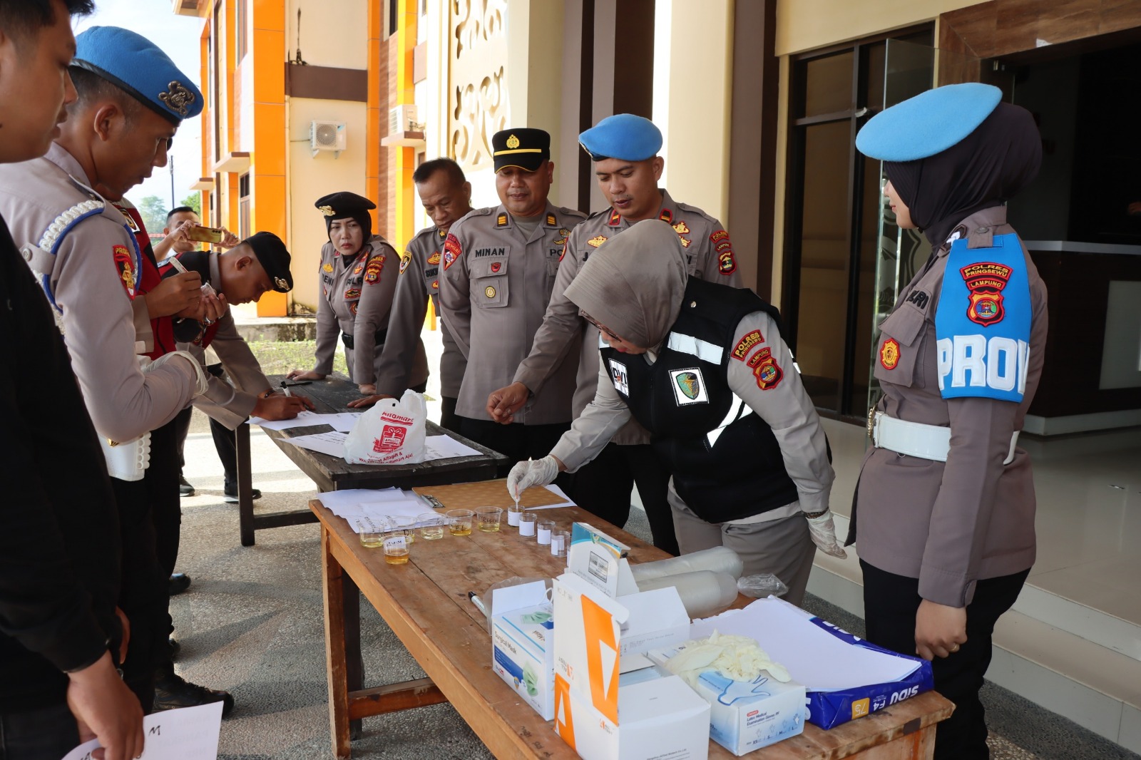 Puluhan Personel Polres Pringsewu Jalani Tes Urine Mendadak, Ini Hasilnya 