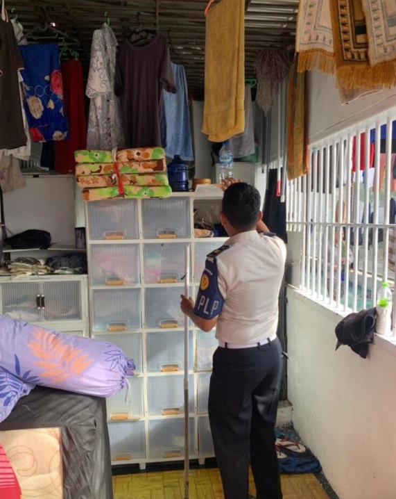 Cegah Barang Terlarang, Petugas Lapas Kotabumi Razia Kamar Warga Binaan