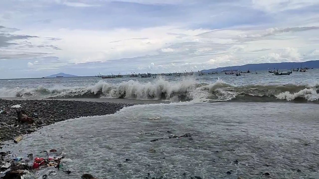 Cuaca Ekstrem Diprediksi Hingga 31 Januari, Warga Yang Berlibur ke Pantai Diimbau Waspada