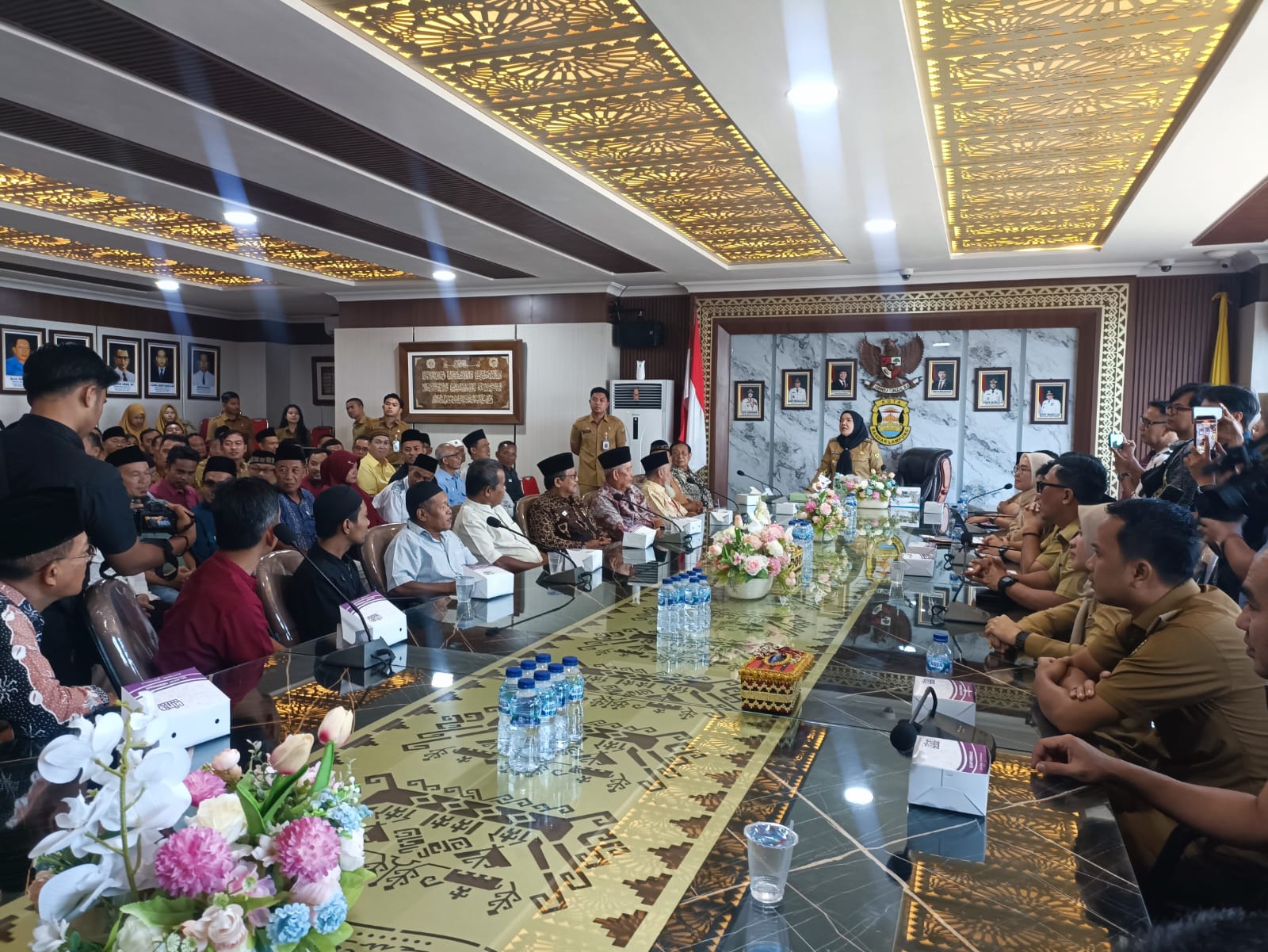 Walikota Eva Serahkan Bantuan Renovasi Tempat Ibadah di Bandar Lampung Senilai Rp1,9 Miliar