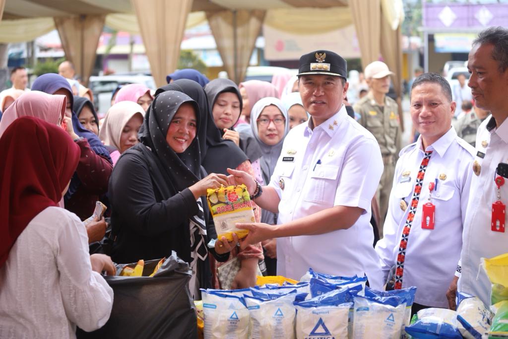 Peringati HUT KORPRI Ke-52, Pemkab Lambar Gelar Gerakan Pangan Murah