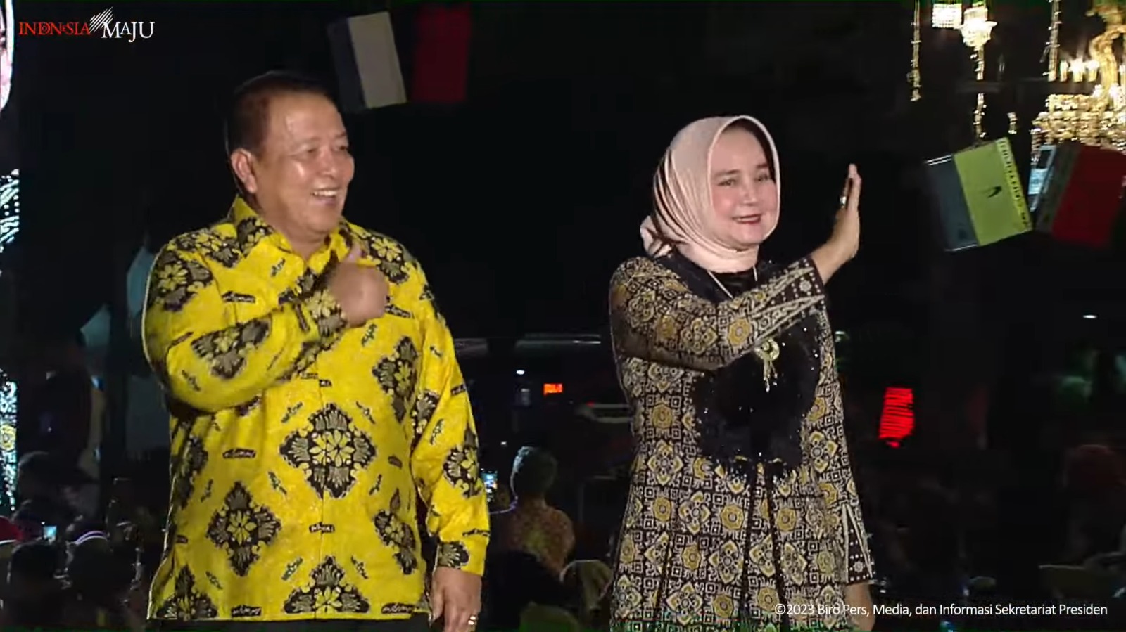 Gubernur Arinal Djunaidi Bersama Ibu  Riana Sari Arinal Melenggang di Panggung Fashion Show “Istana Berbatik”