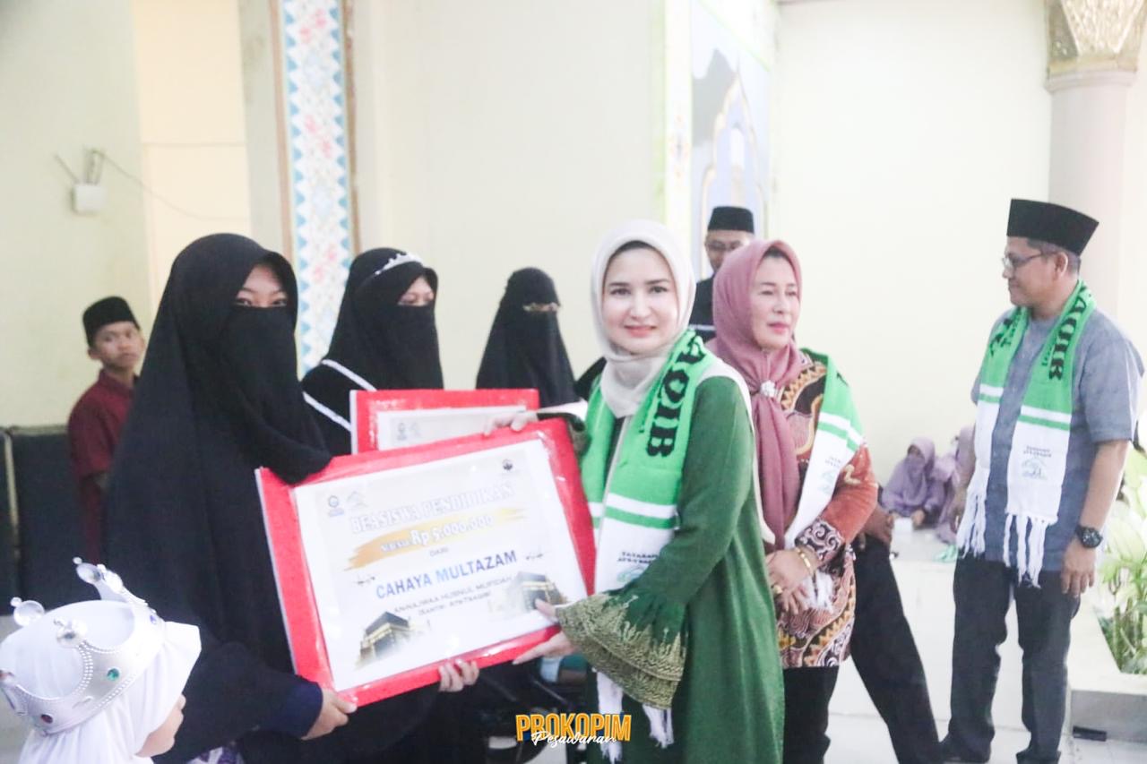 Nanda Indira Salurkan Hadiah Umroh Bersamaan Wisuda Santri Rumah Tahfidz dan Pelepasan Santri PRA SDTQ/MTAQ AT