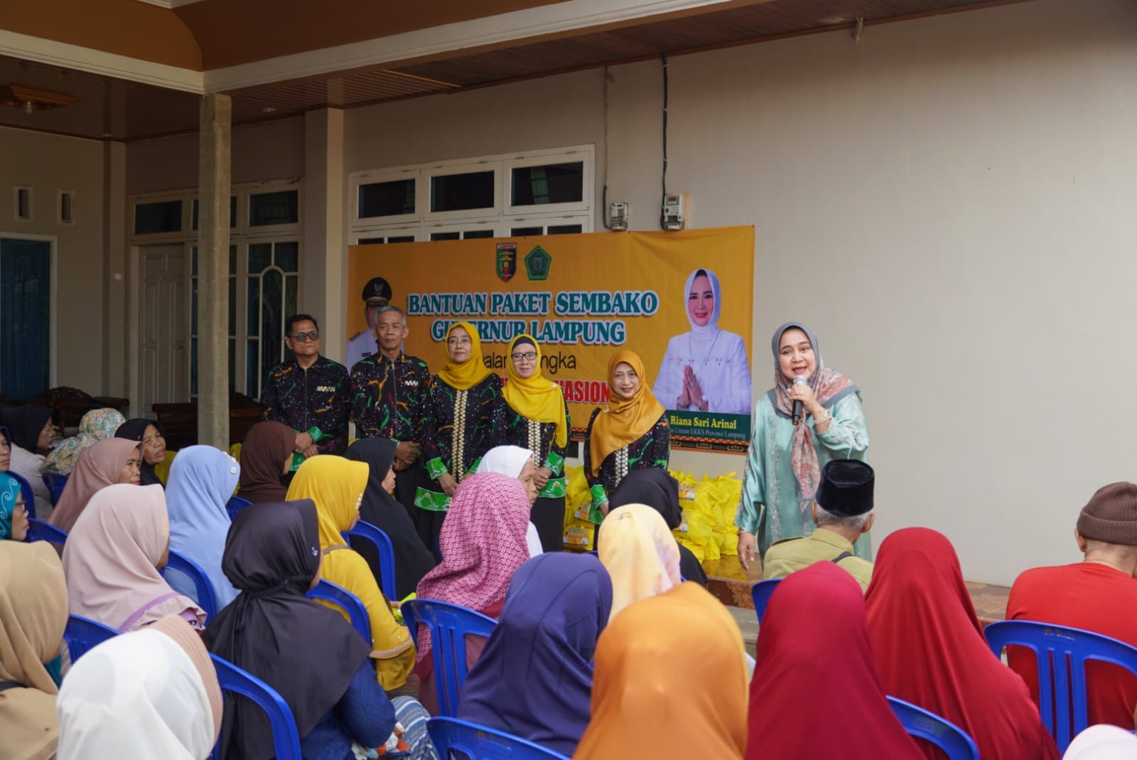 Peringati Hari Lansia Tahun 2023, Ketua LKKS Lampung Serahkan Bantuan Sosial di Kecamatan Jati Agung
