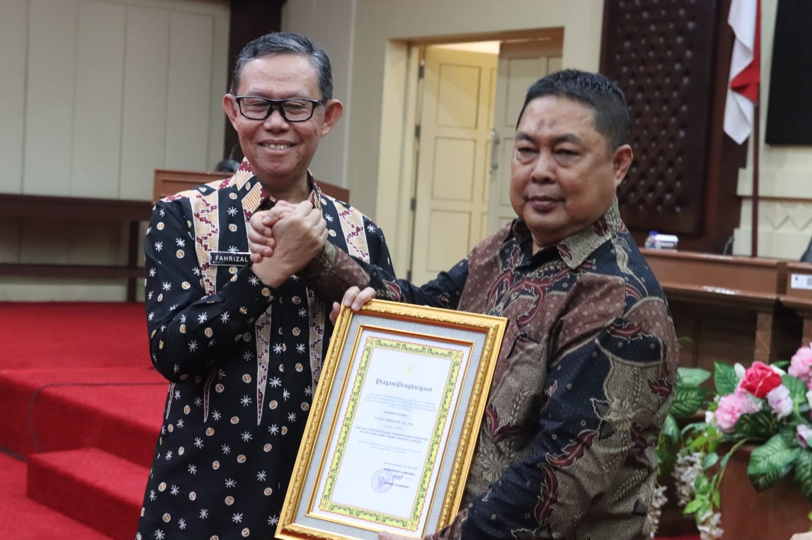 Gubernur Lampung Serahkan Piagam dan Tali Asih ke Staf Ahli Gubernur Bidang Pemerintahan, Hukum dan Politik