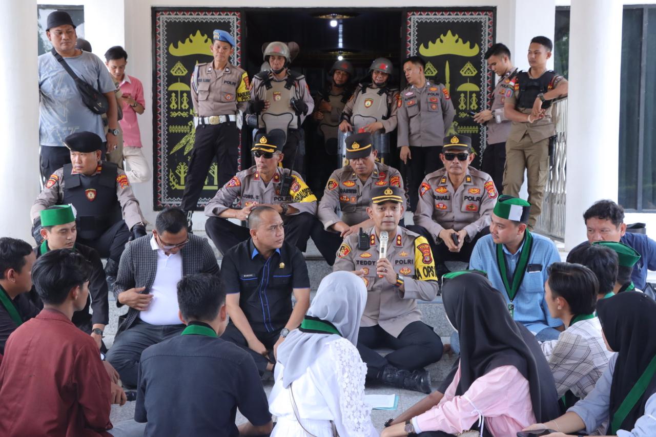Kapolres Lampung Utara Pimpin Pengamanan Aksi Damai PC HMI di Kantor DPRD 