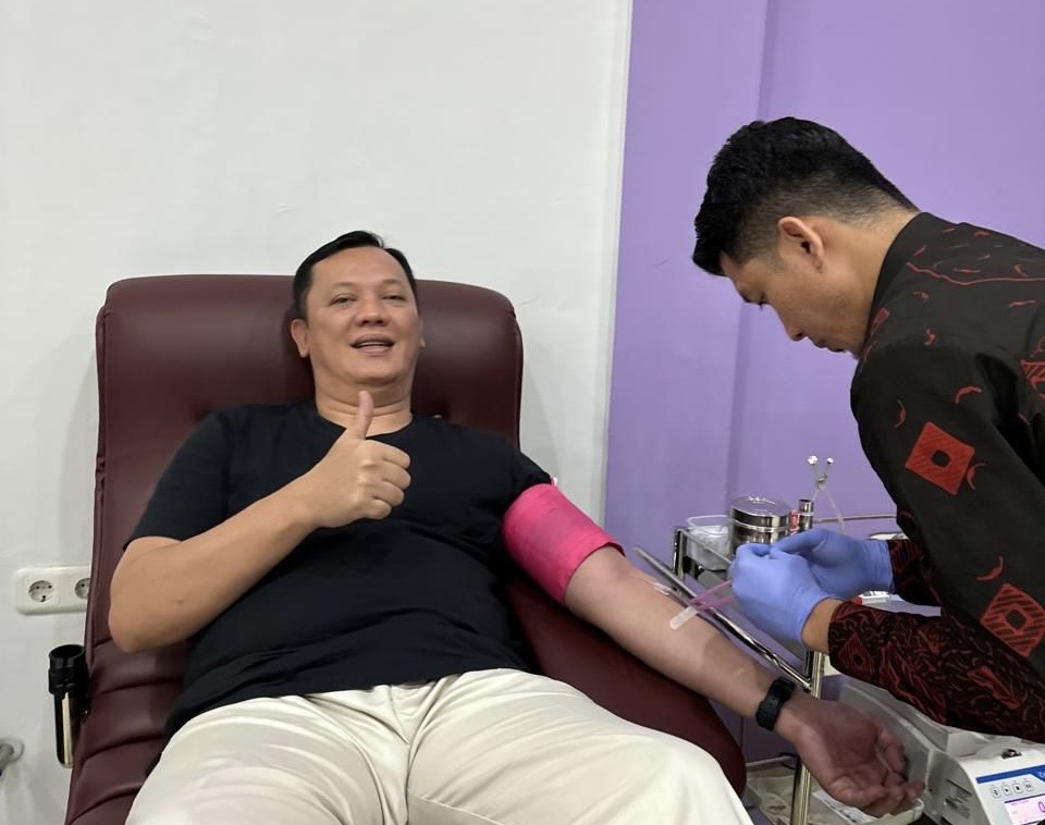 Meski Sibuk Kampanye, Aries Sandi Luangkan Waktu Donor Darah