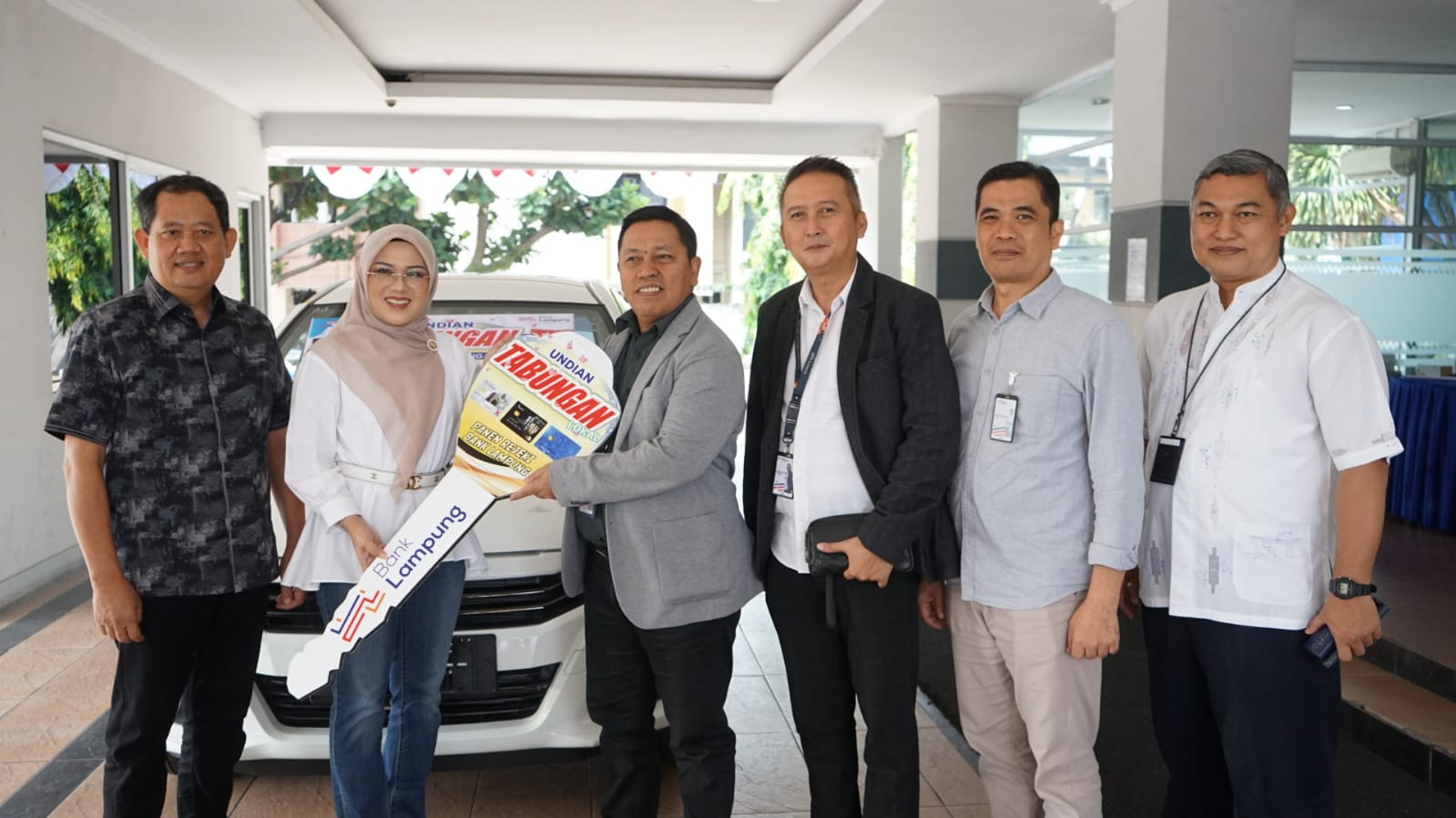 Dirut Bank Lampung Kembali Serahkan Hadiah Mobil  Undian Tabungan Lokal Bank Lampung Tahun 2023