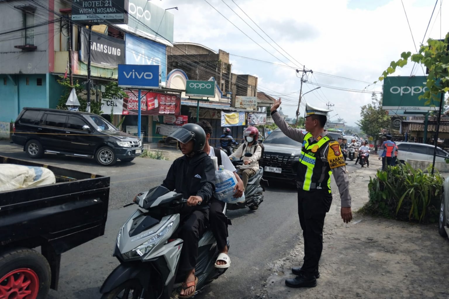 Urai Kemacetan di Gisting, Satlantas Polres Tanggamus Pasang Traffic Cone di Titik Rawan